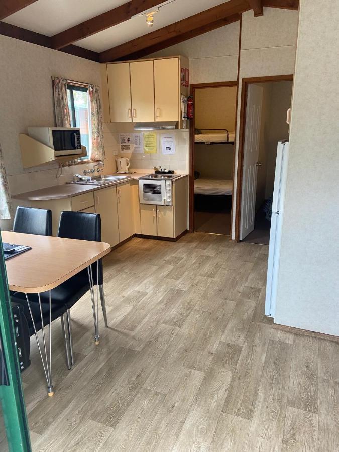 Victoria Lake Holiday Park Шепъртън Екстериор снимка