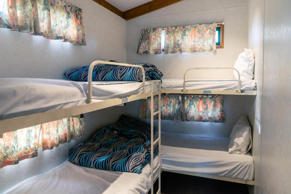 Victoria Lake Holiday Park Шепъртън Екстериор снимка