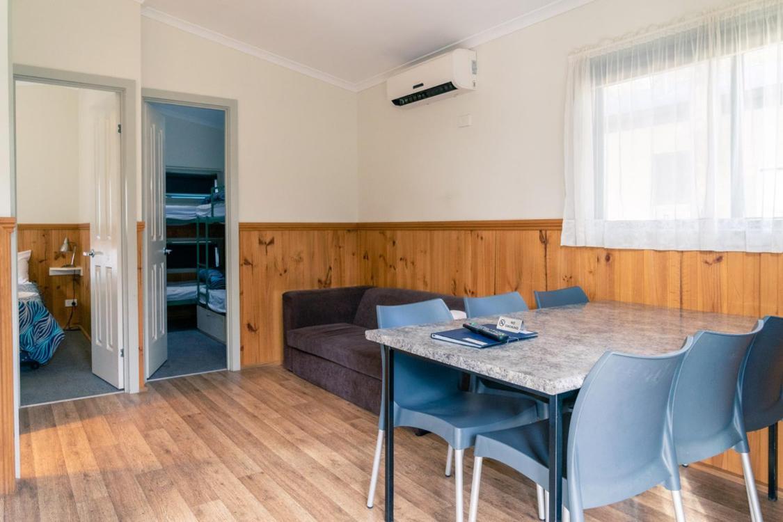 Victoria Lake Holiday Park Шепъртън Екстериор снимка