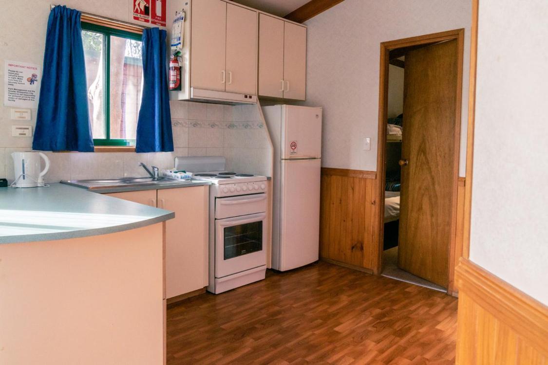 Victoria Lake Holiday Park Шепъртън Екстериор снимка